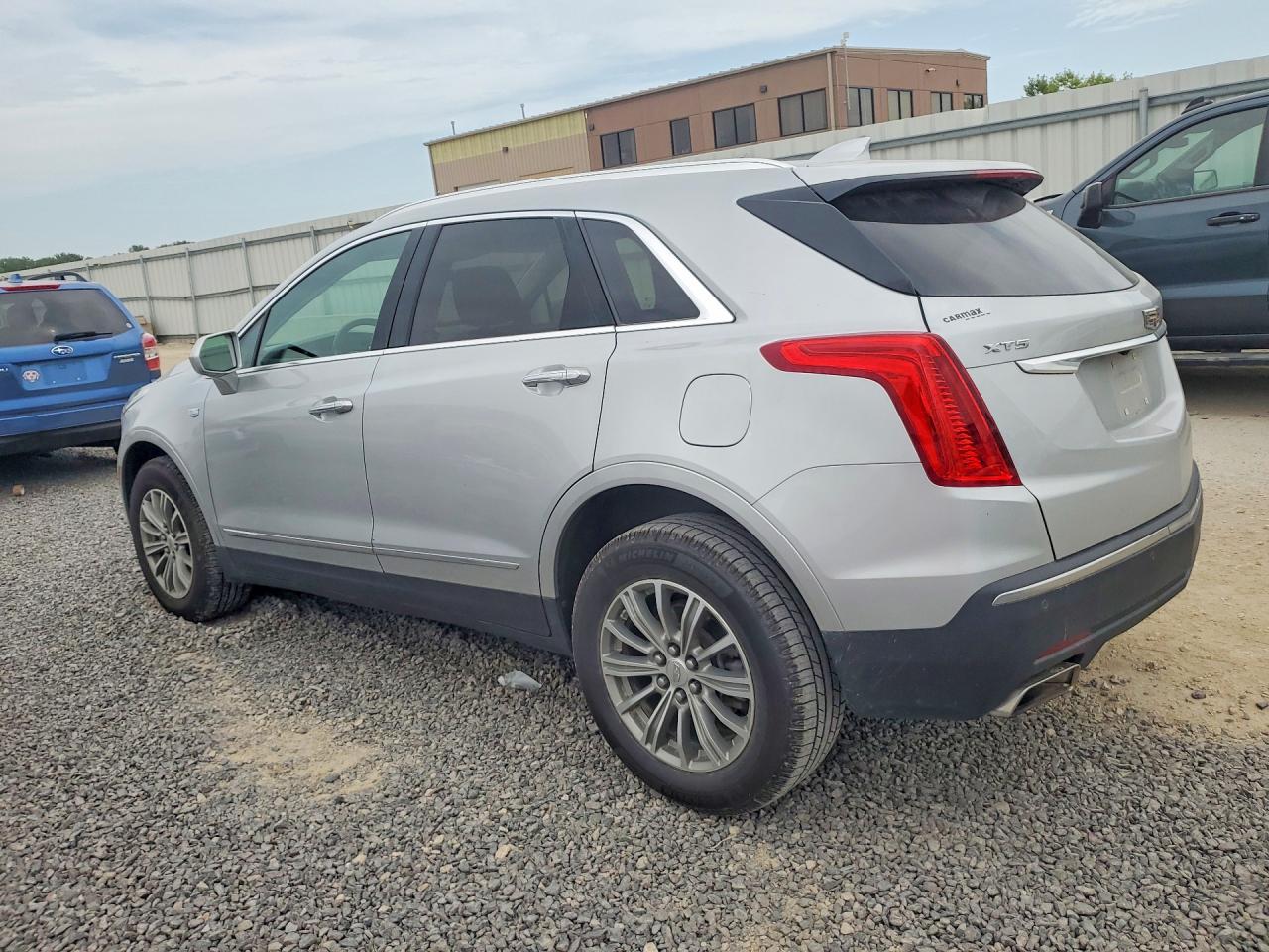 2017 Cadillac Xt5 Luxury - Image 2