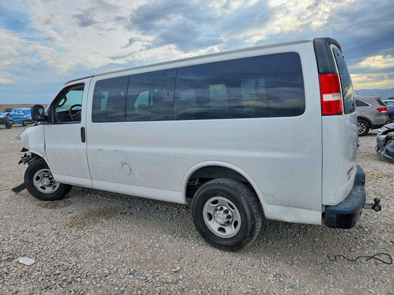 2017 Chevrolet Exp G3500 - Фото 2