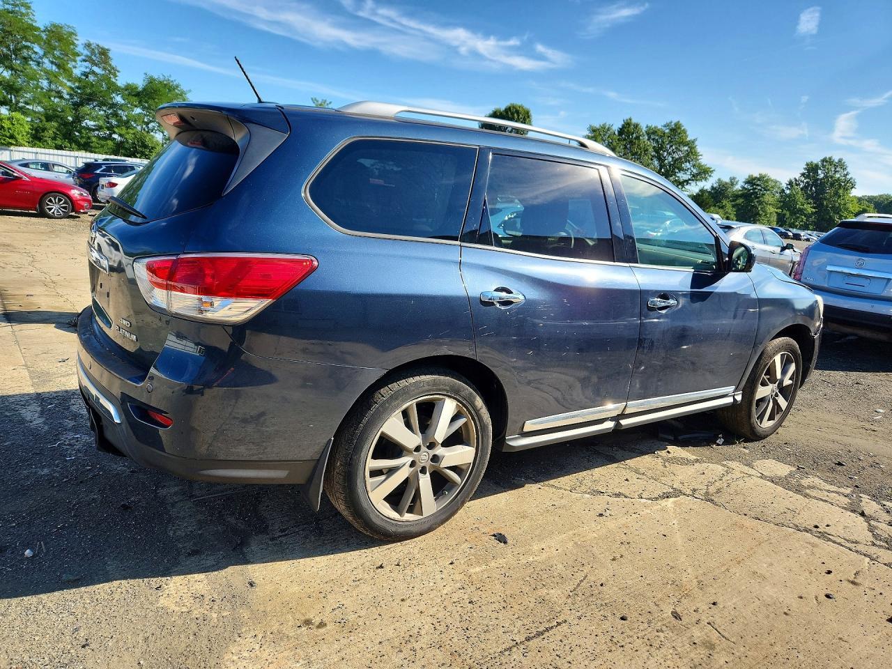 2014 Nissan Pathfinder Platinum - Image 3
