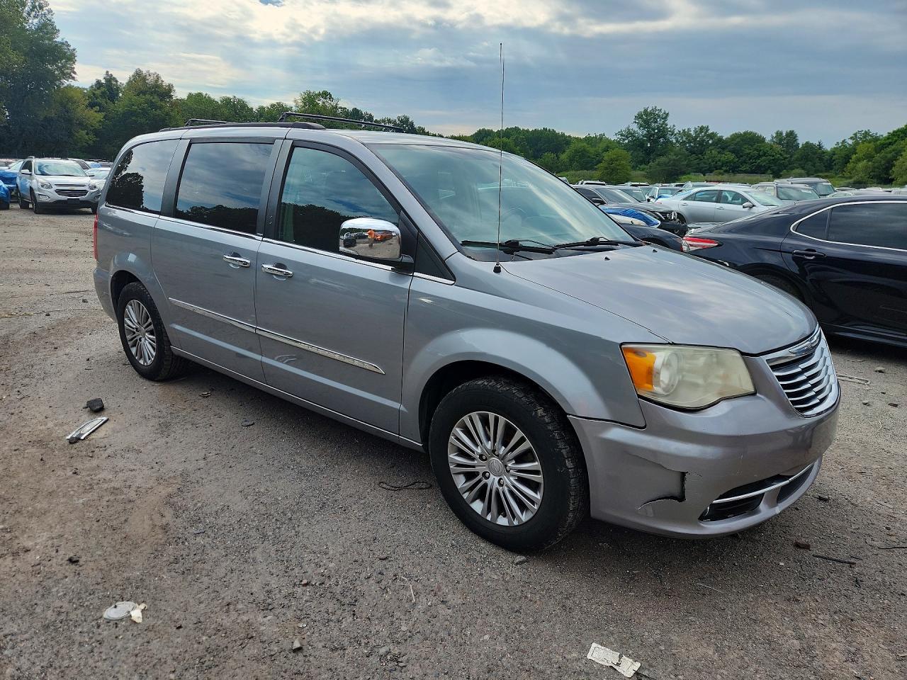 2014 Chrysler Town & Country Touring L - Image 4