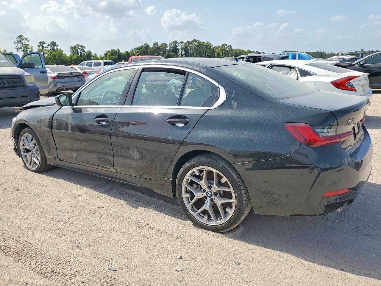 2025 BMW 330Xi - Фото 2