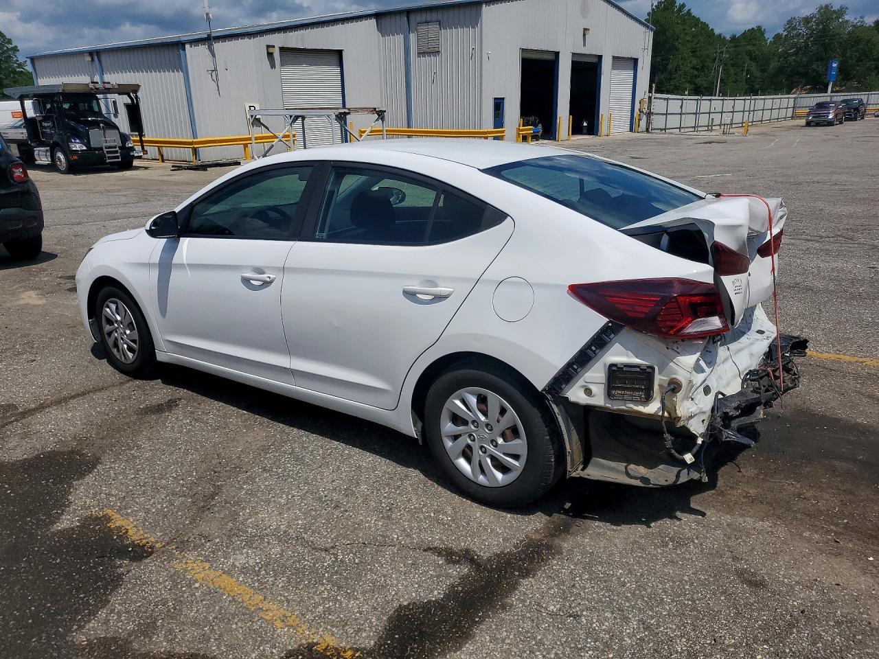 2020 Hyundai Elantra Se - Image 2