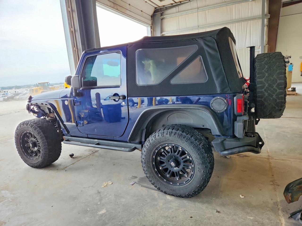 2013 Jeep Wrangler Sahara - Фото 2