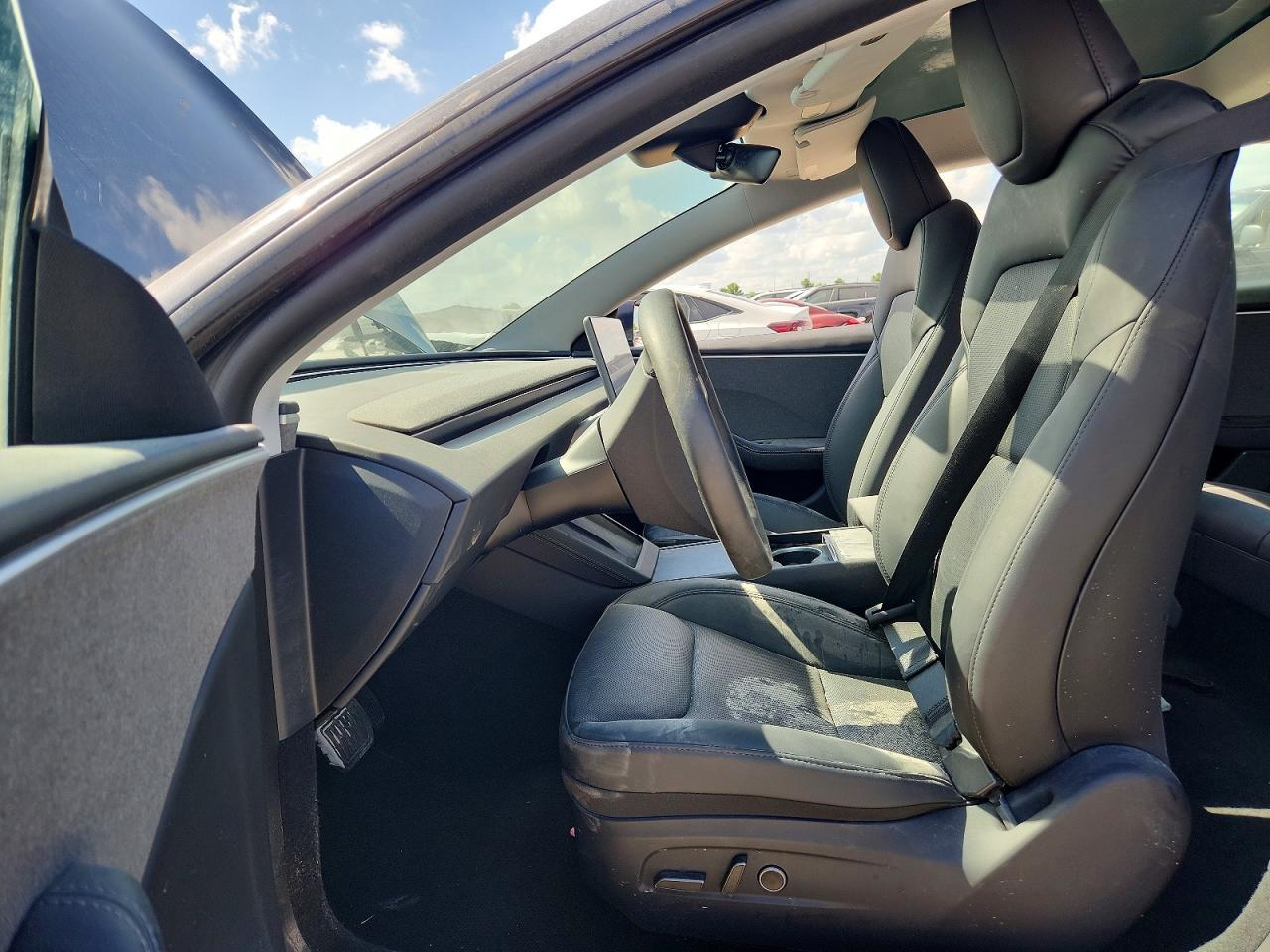 2025 Tesla Model 3 - Фото 7