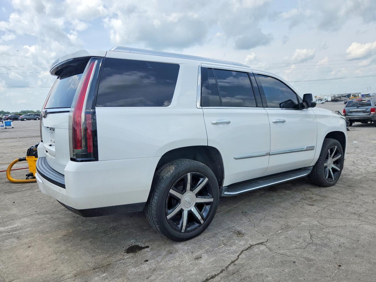 2016 Cadillac Escalade Luxury - Image 3