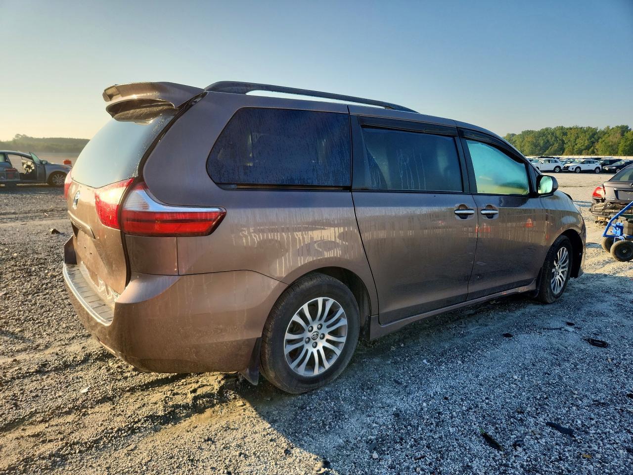 2020 Toyota Sienna Xle Premium 8-Passenger - Фото 3