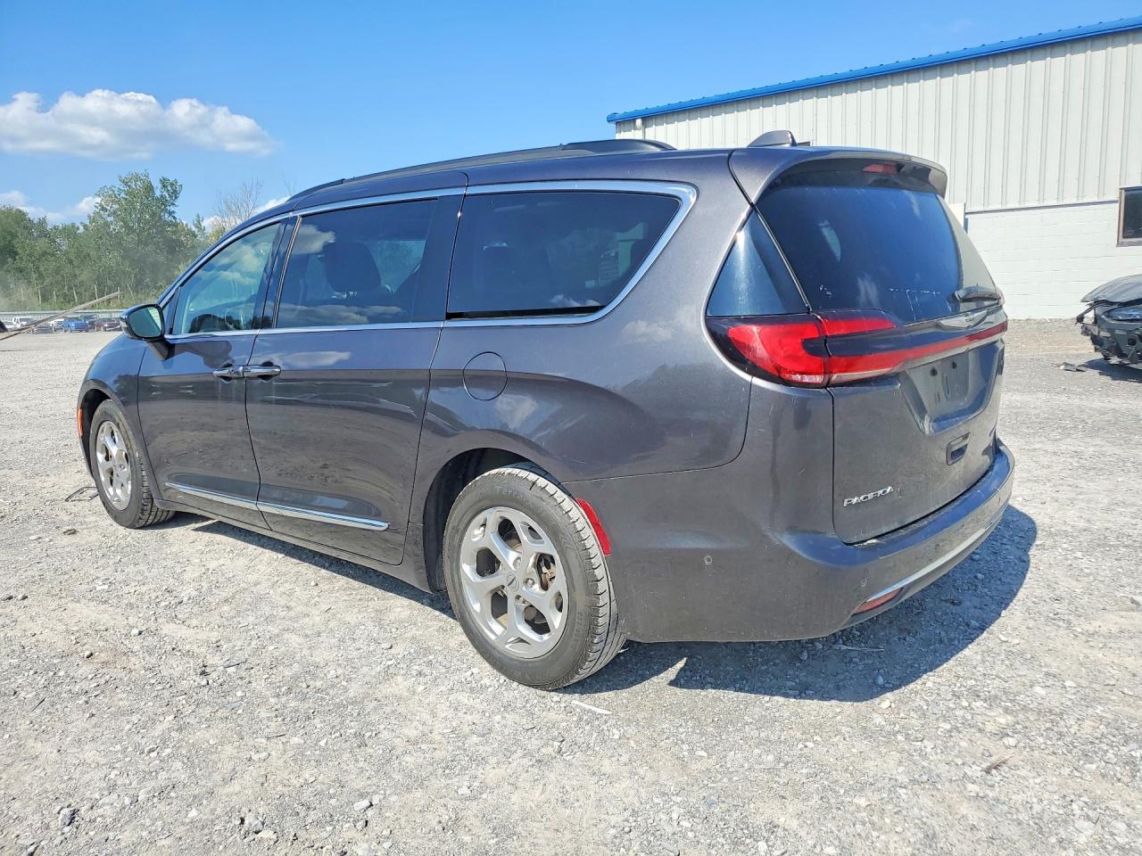 2022 Chrysler Pacifica Limited - Image 2
