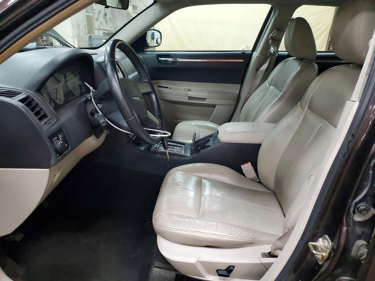 2005 Chrysler 300 Touring - Image 7