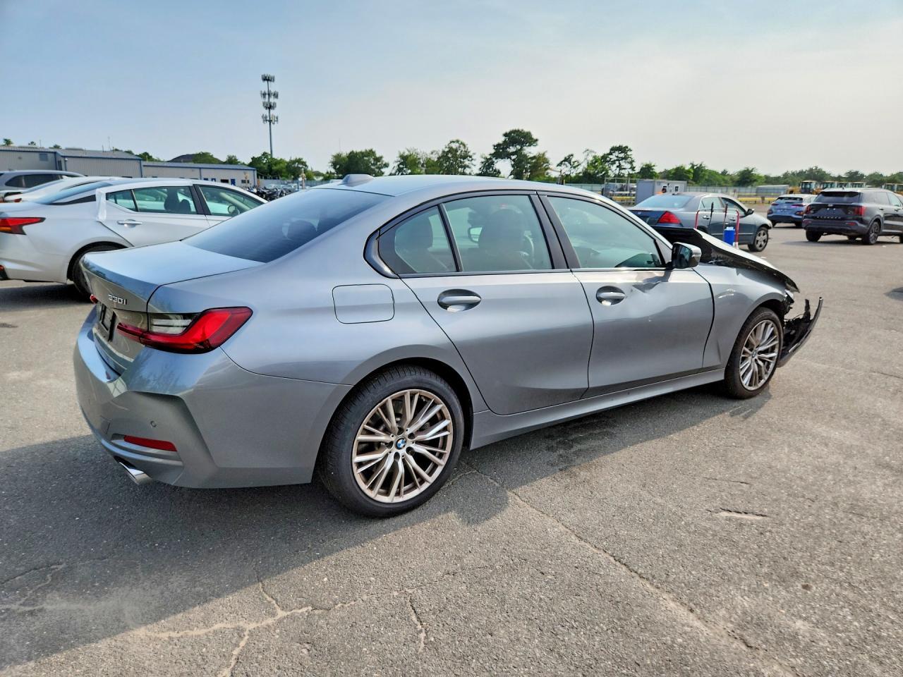 2023 BMW 330Xi - Фото 3
