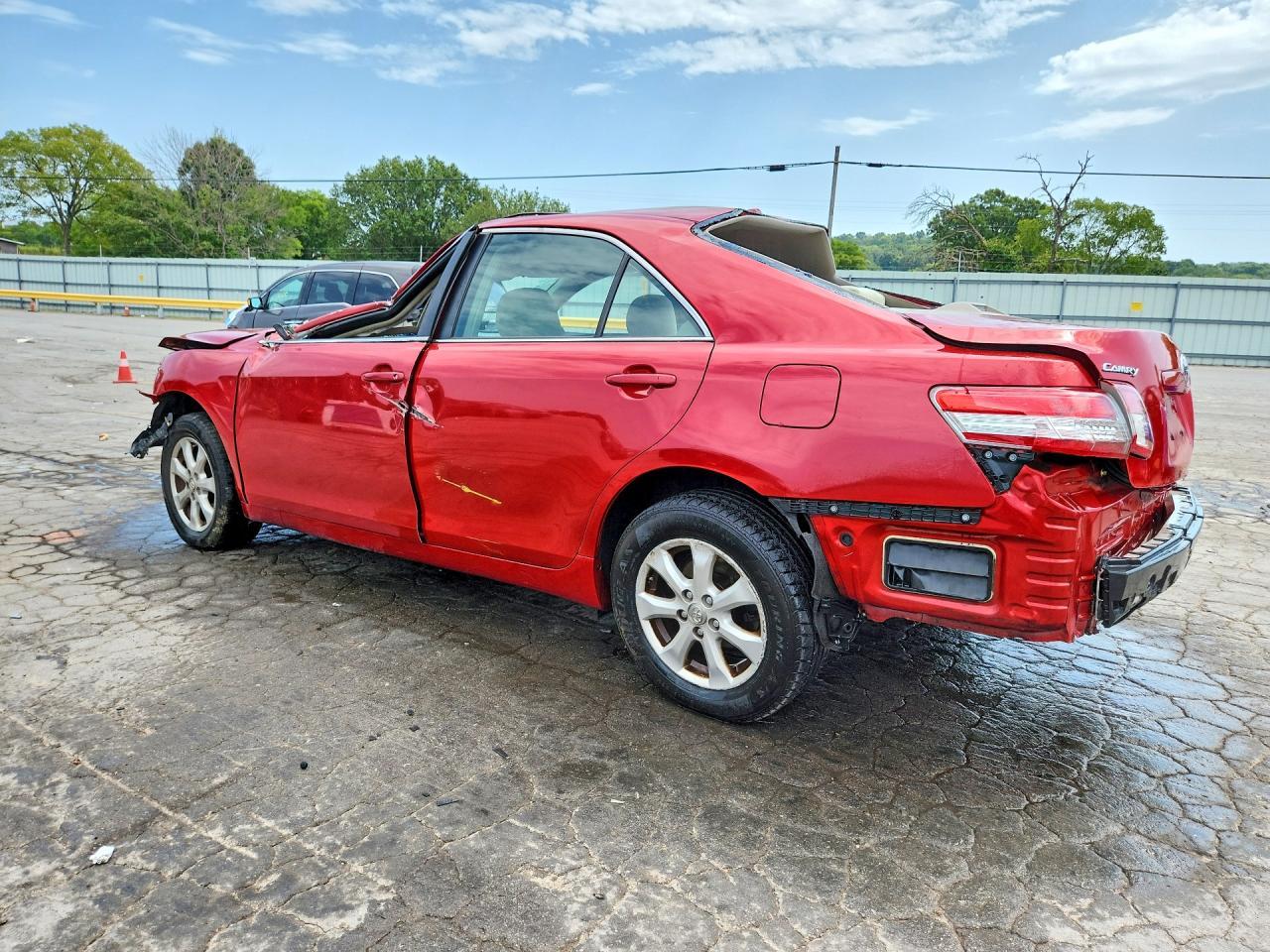 2011 Toyota Camry Le - Фото 2
