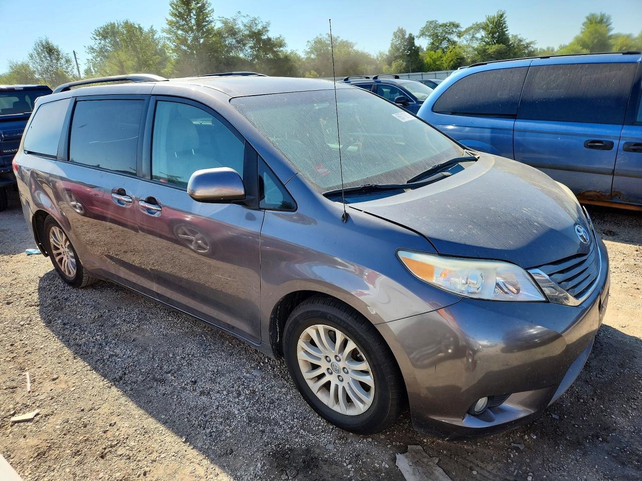 2013 Toyota Sienna Xle 8-Passenger - Фото 4
