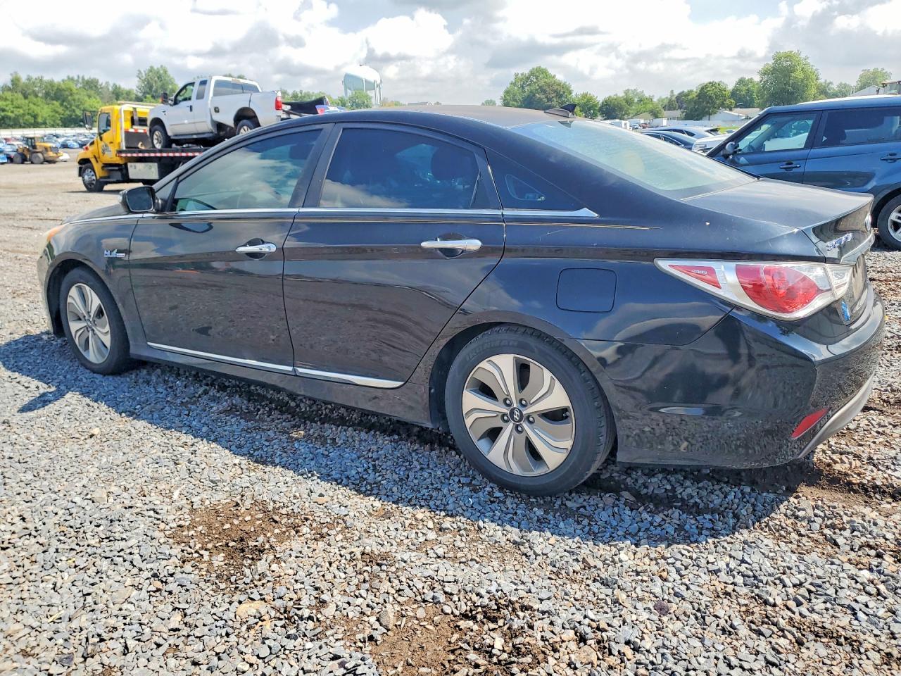 2013 Hyundai Sonata Hybrid - Image 2