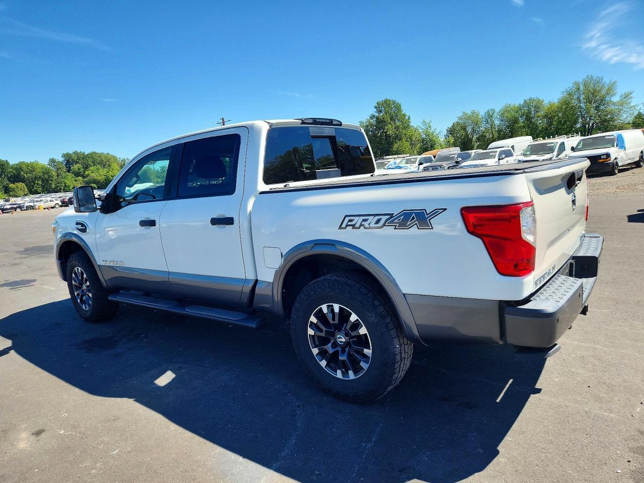 2017 Nissan Titan Pro-4X - Фото 2