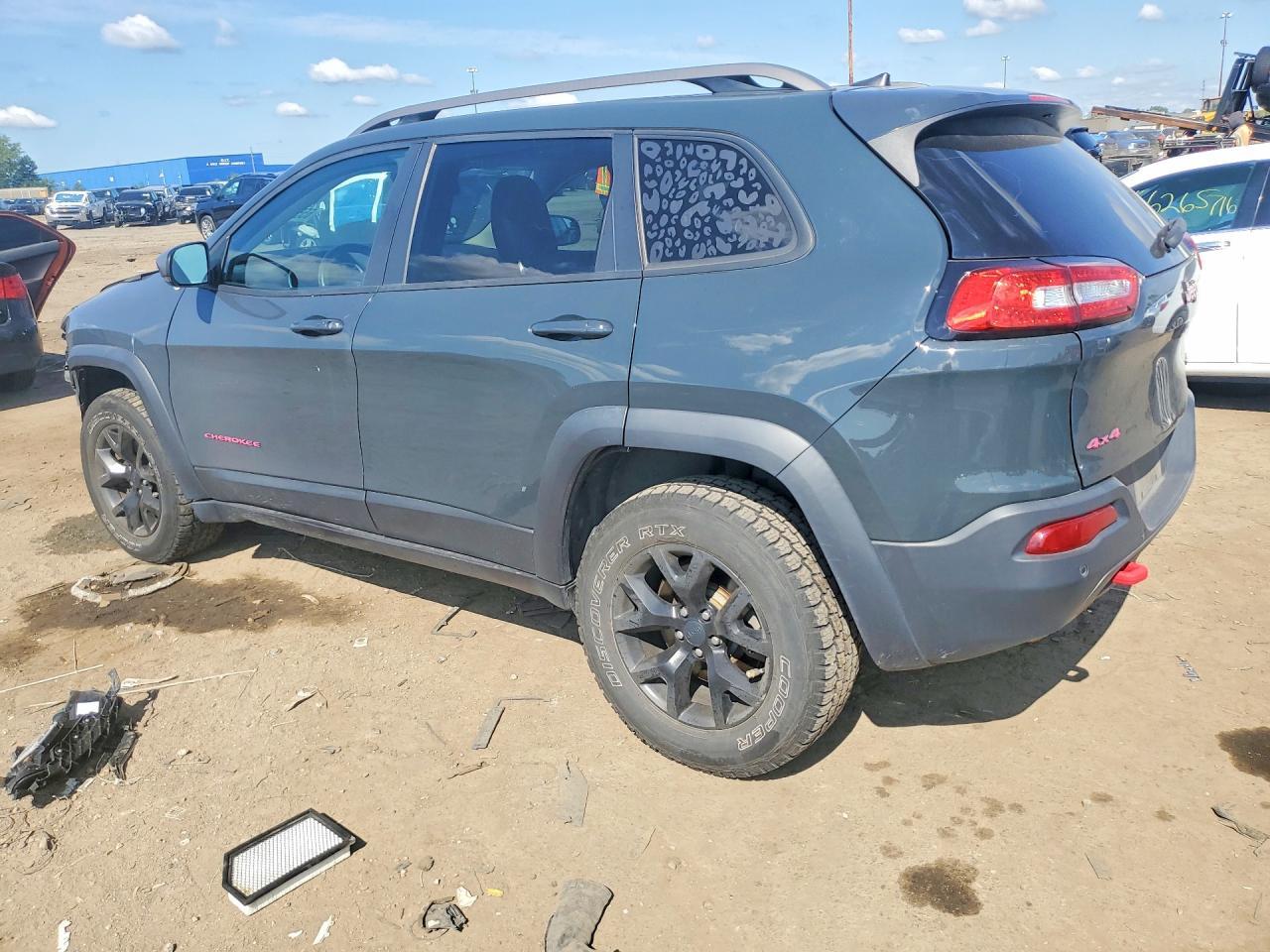 2016 Jeep Cherokee Trailhawk - Image 2