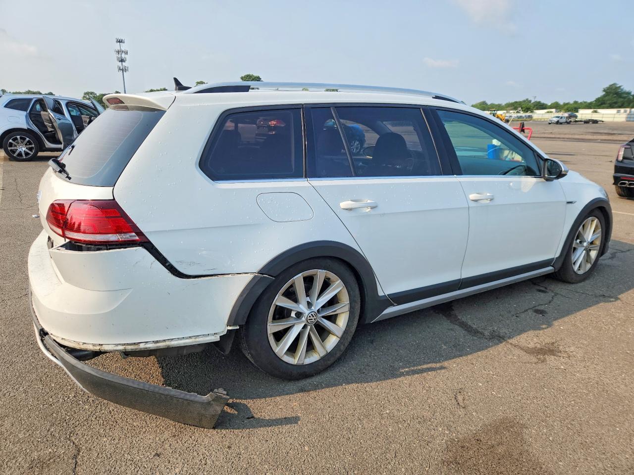 2019 Volkswagen Golf Alltrack S - Image 3