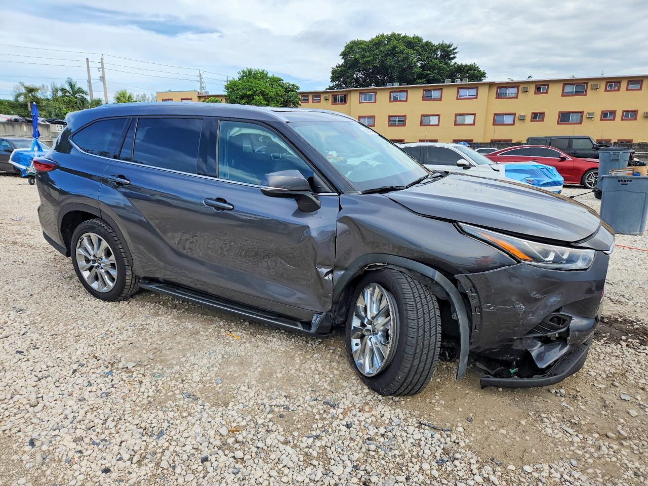2023 Toyota Highlander Limited - Image 4