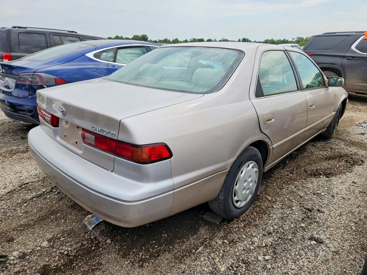 1999 Toyota Camry Le - Фото 3