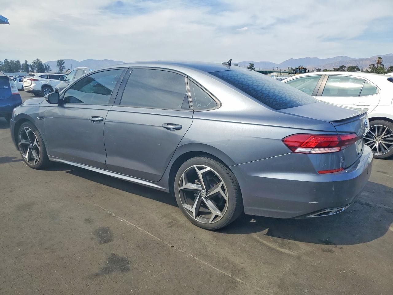 2020 Volkswagen Passat R-Line - Фото 2