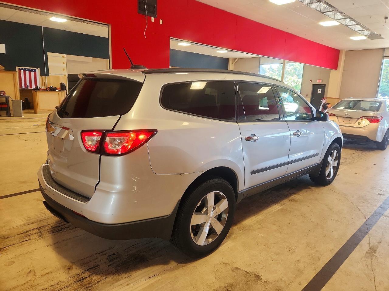 2017 Chevrolet Traverse Ls - Фото 3