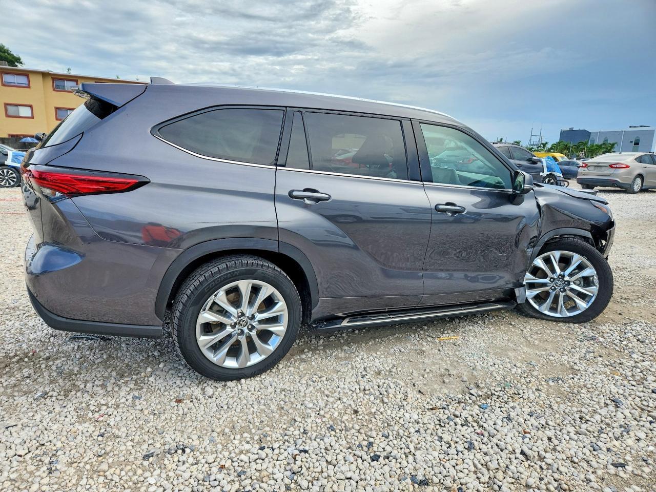 2023 Toyota Highlander Limited - Image 3