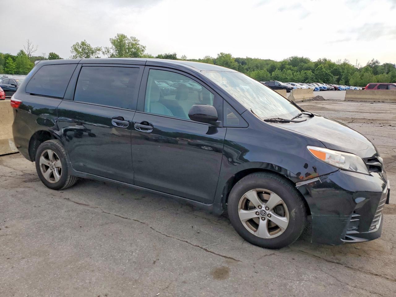 2020 Toyota Sienna L - Image 4