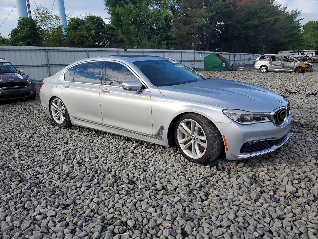 2016 BMW 750 Xi - Image 4