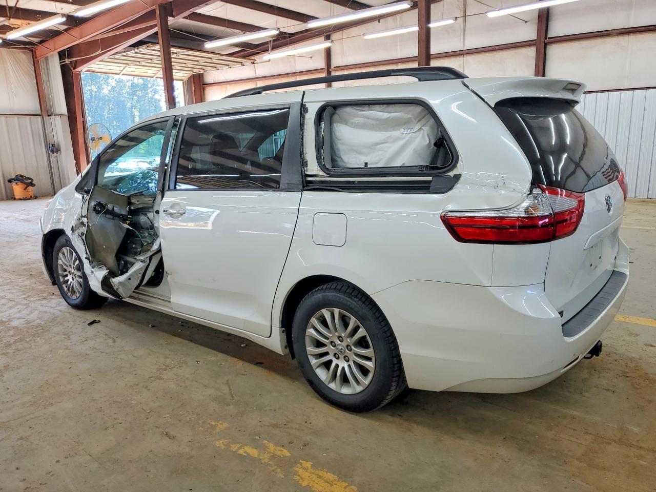 2015 Toyota Sienna Xle 8-Passenger - Фото 2