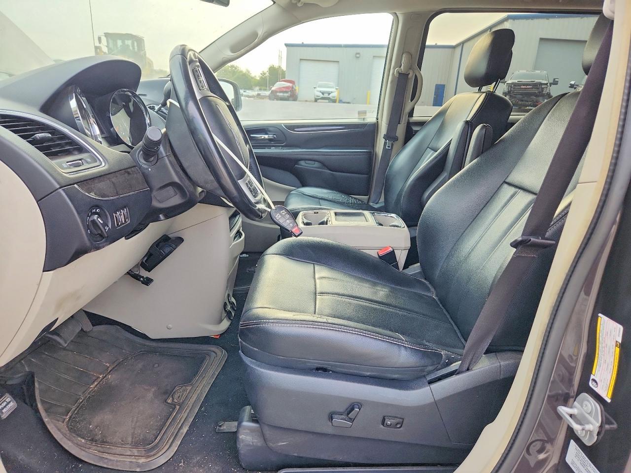 2016 Chrysler Town & Country Touring - Фото 7