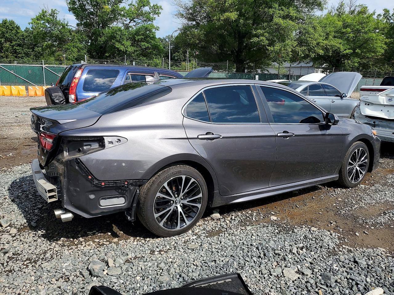 2020 Toyota Camry Se - Image 3