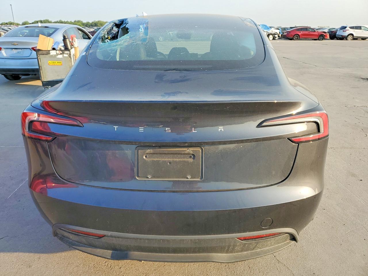 2025 Tesla Model 3 - Фото 6