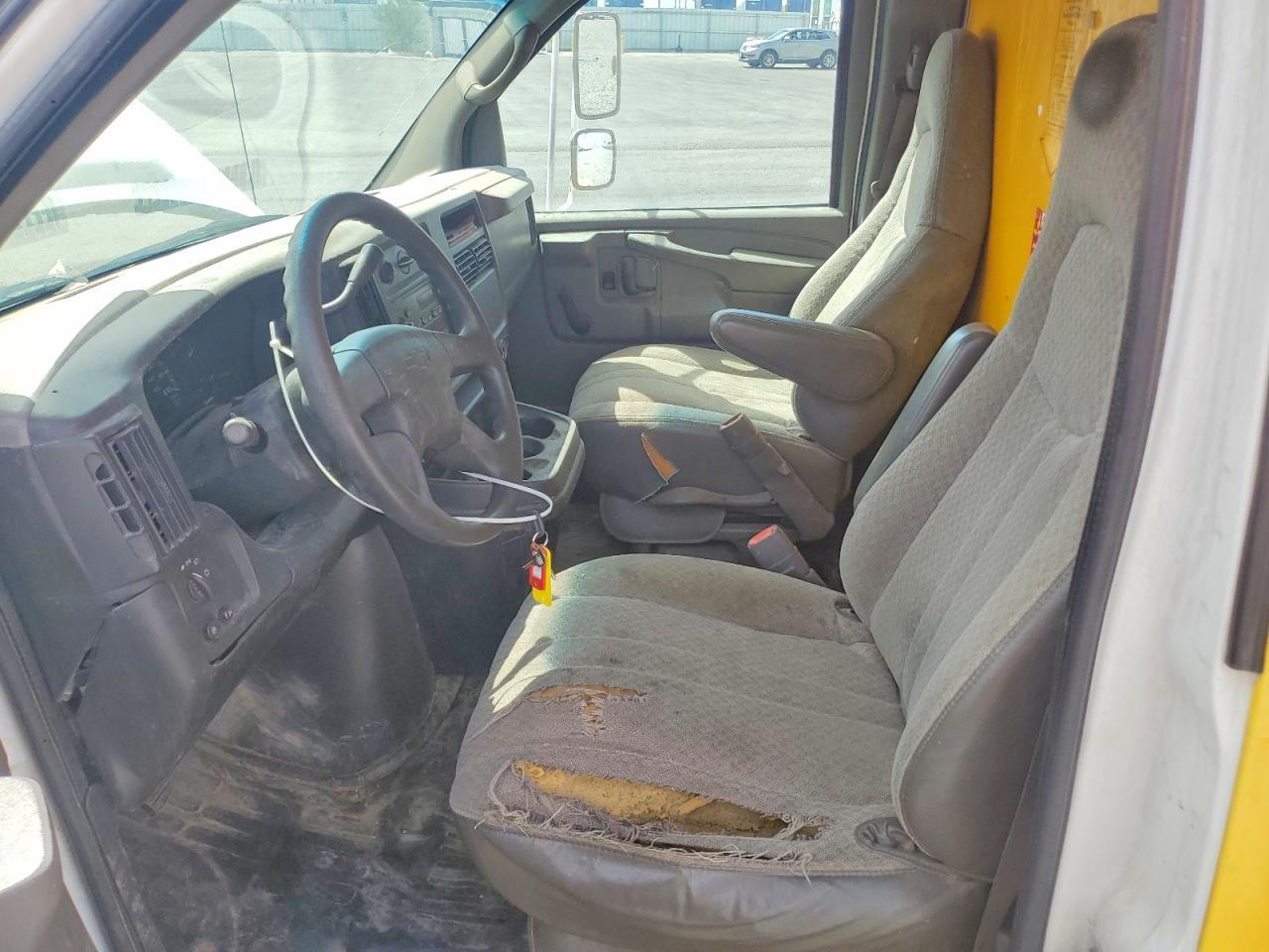 2004 Chevrolet Express Box Truck - Фото 7
