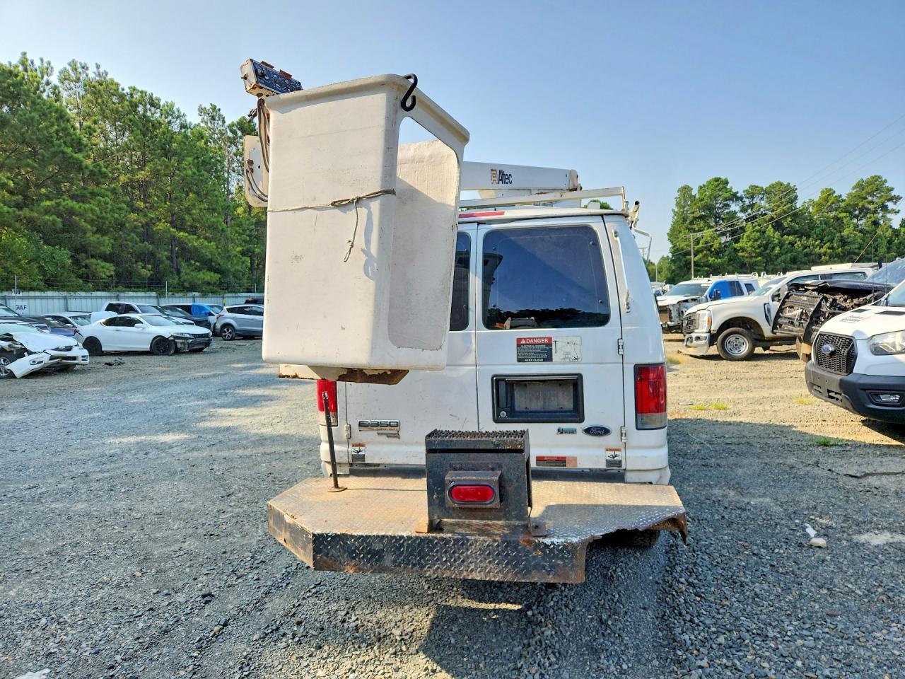 2011 Ford E350 Van With Bucket Lift - Image 6