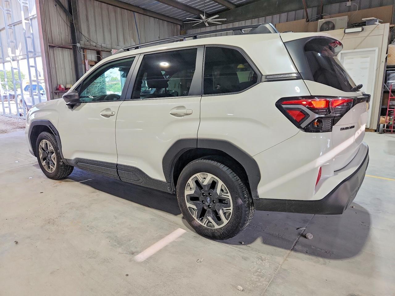 2025 Subaru Forester Premium - Фото 2