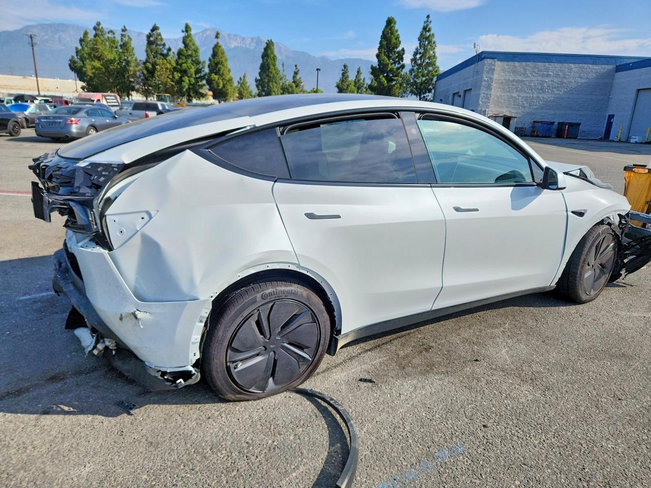 2026 Tesla Model Y - Фото 3