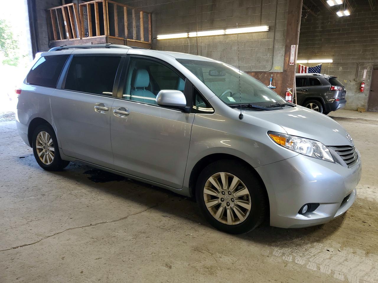 2012 Toyota Sienna Xle 7-Passenger - Фото 4
