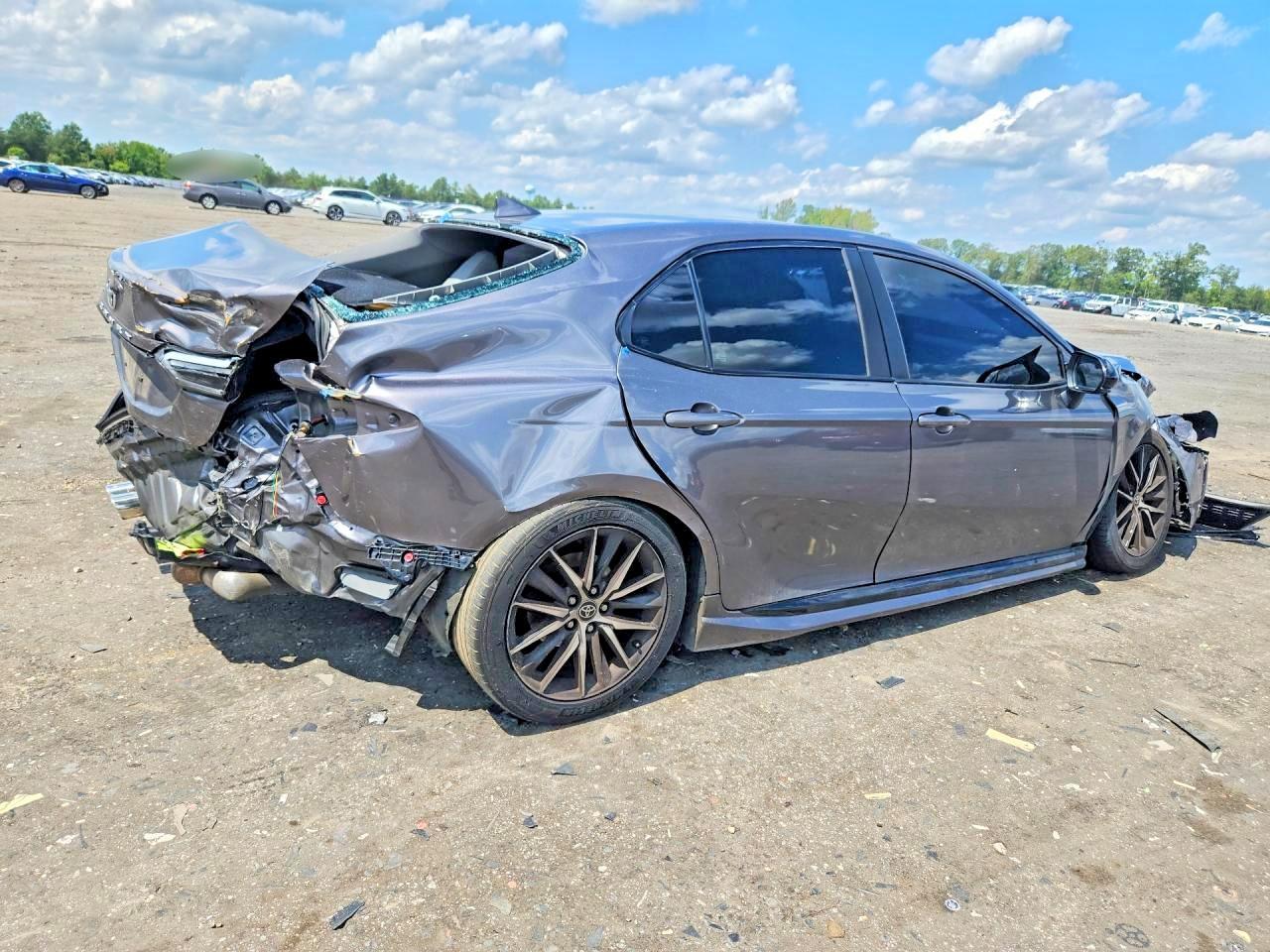 2021 Toyota Camry Se - Фото 3