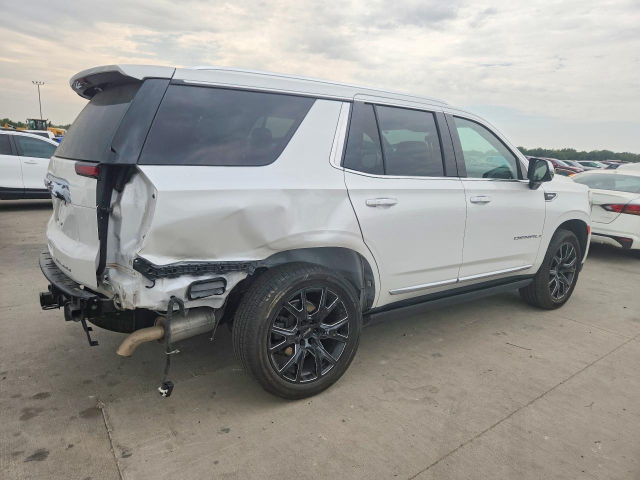 2022 GMC Yukon Denali - Фото 3