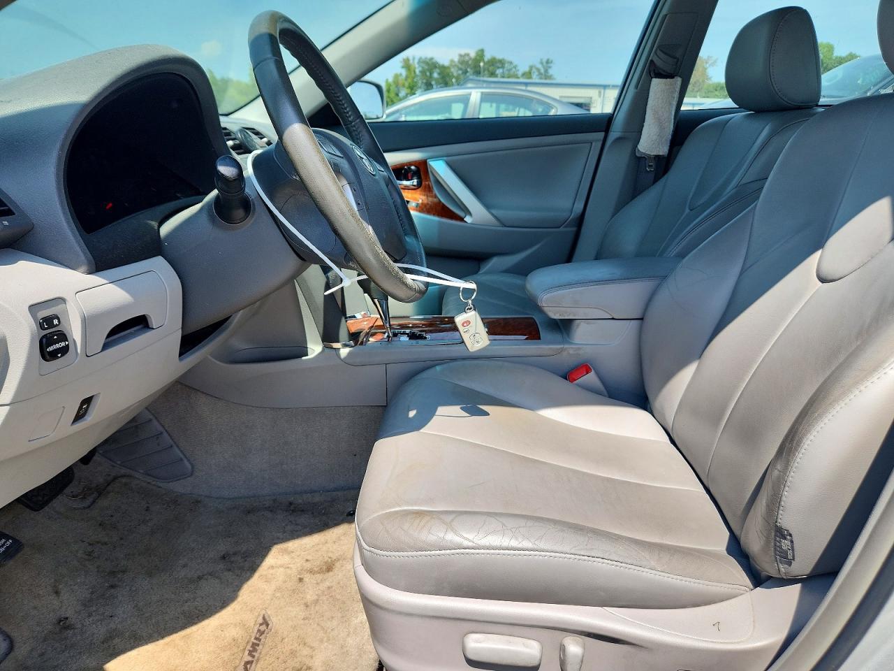 2010 Toyota Camry Xle V6 - Image 7