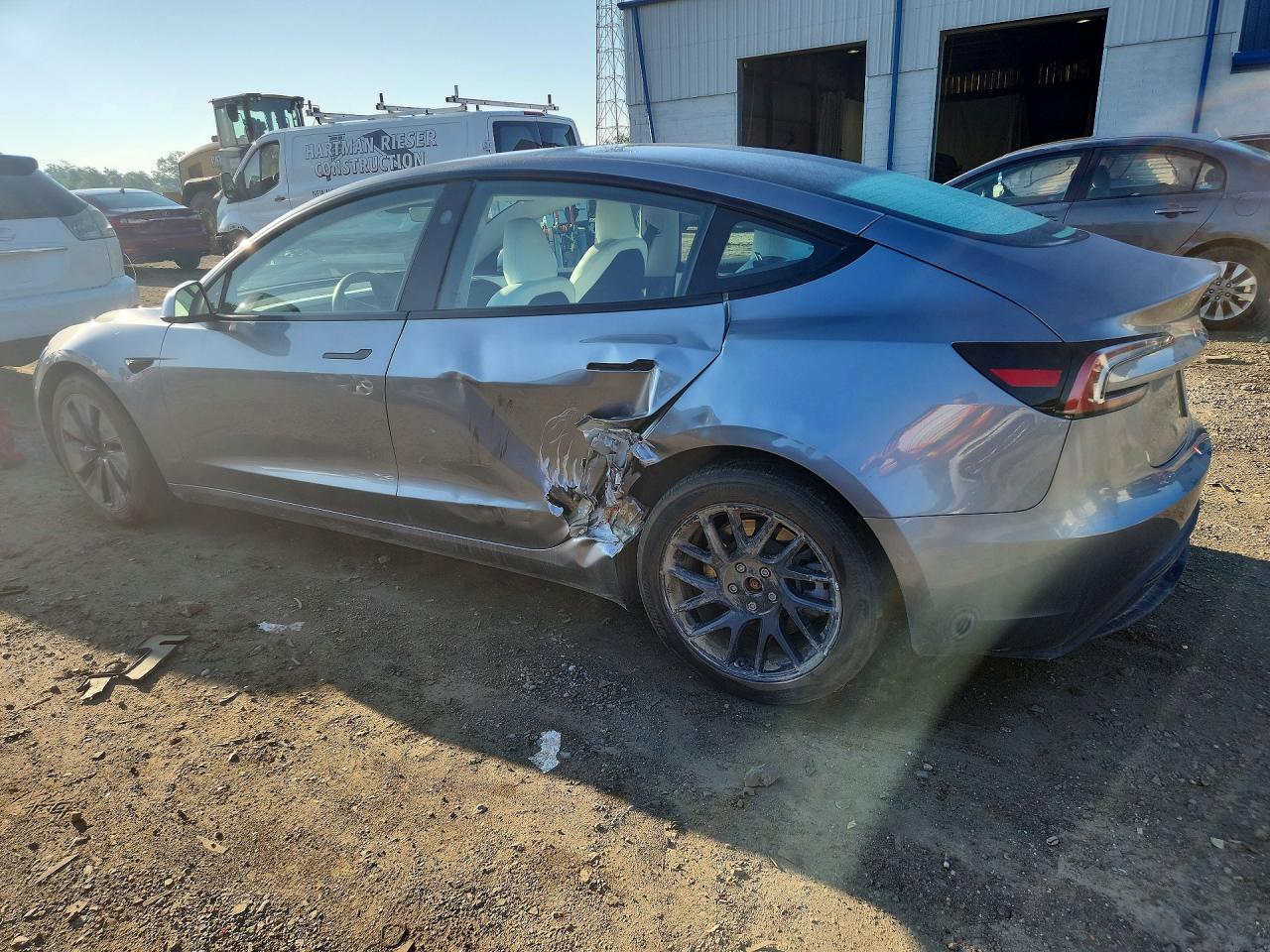 2025 Tesla Model 3 - Фото 2