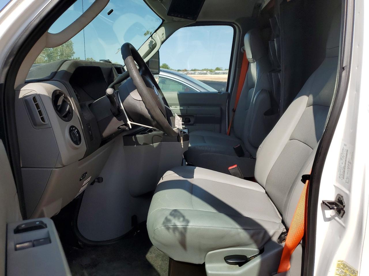 2019 Ford Econoline E450 Super Duty Cutaway Van - Image 7