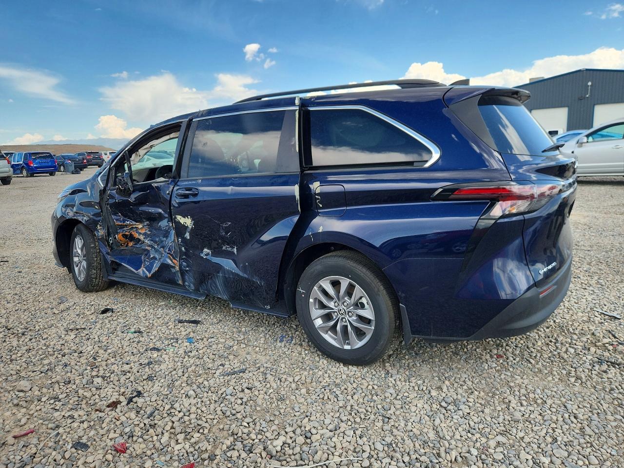 2025 Toyota Sienna Le 8-Passenger - Фото 2