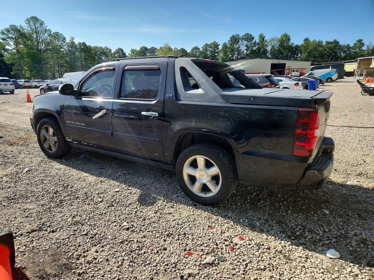 2008 Chevrolet Avalanche C1500 - Image 2