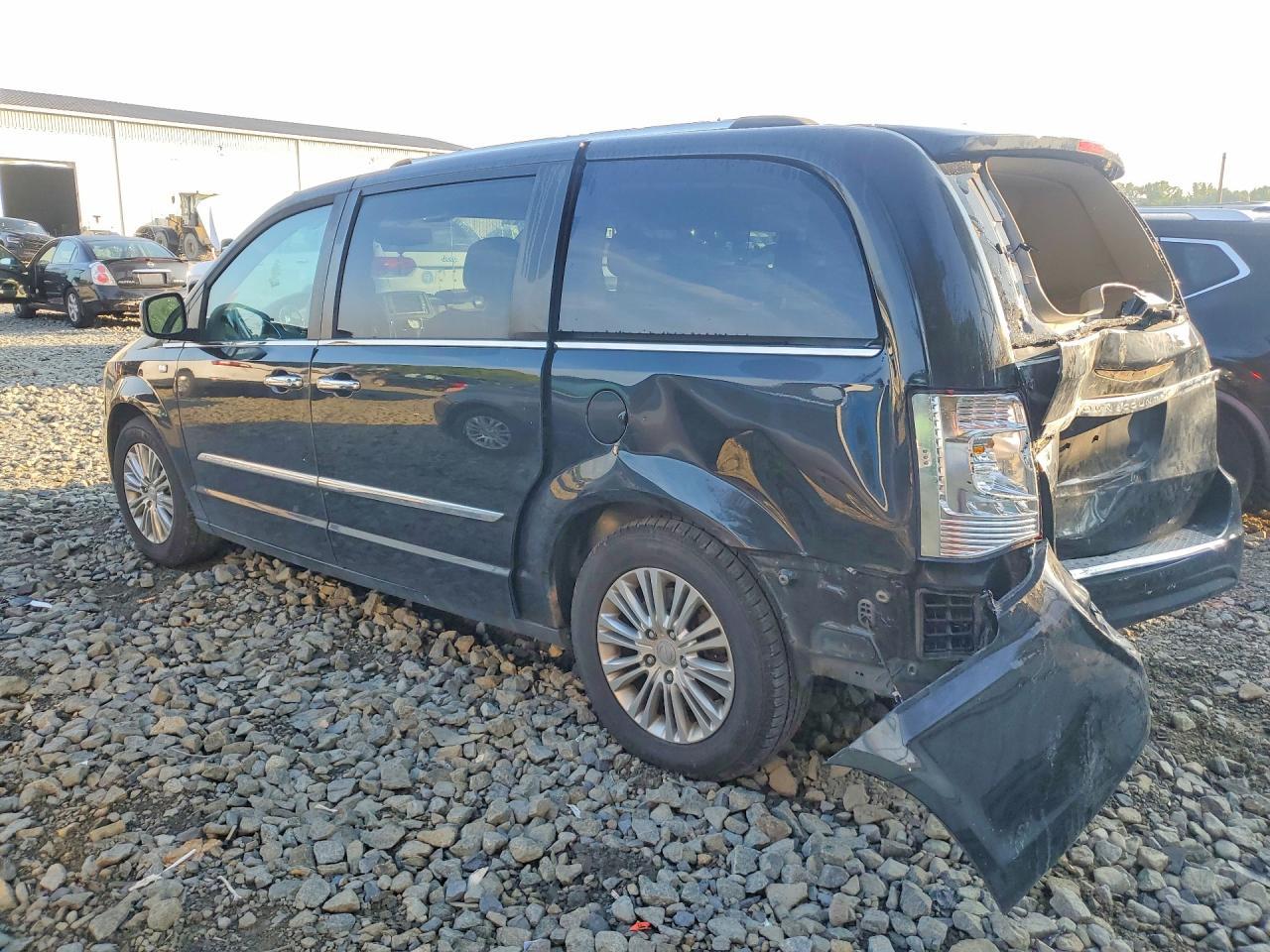 2014 Chrysler Town & Country Touring L - Фото 2