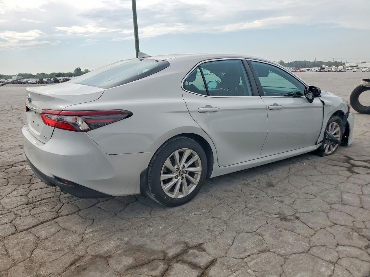 2022 Toyota Camry Le - Image 3