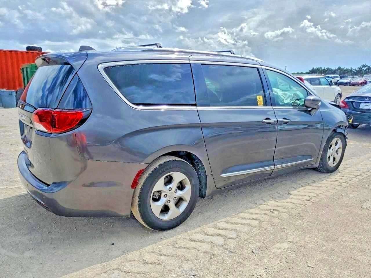 2017 Chrysler Pacifica Touring L Plus - Image 3