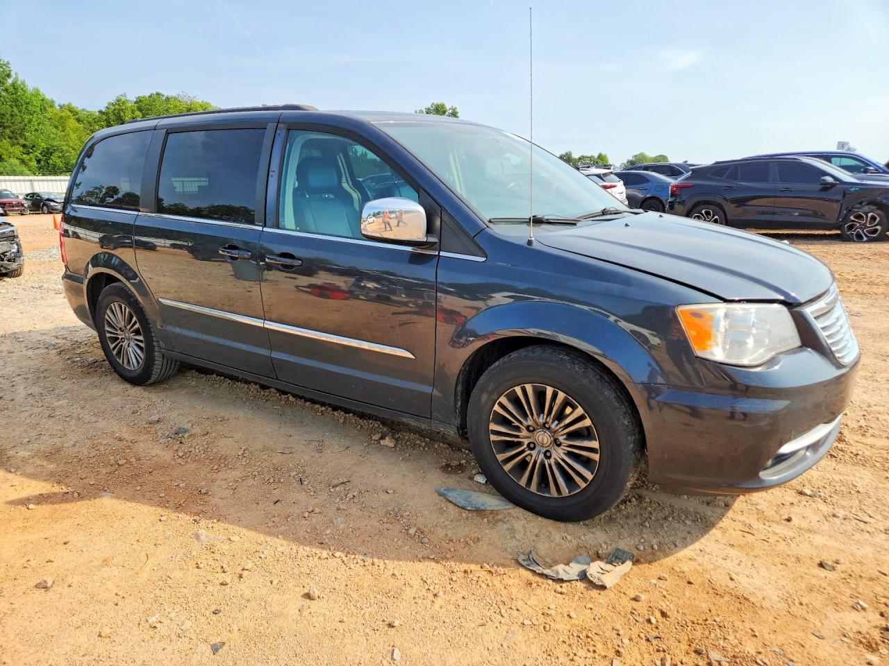 2013 Chrysler Town & Country Touring L - Image 4