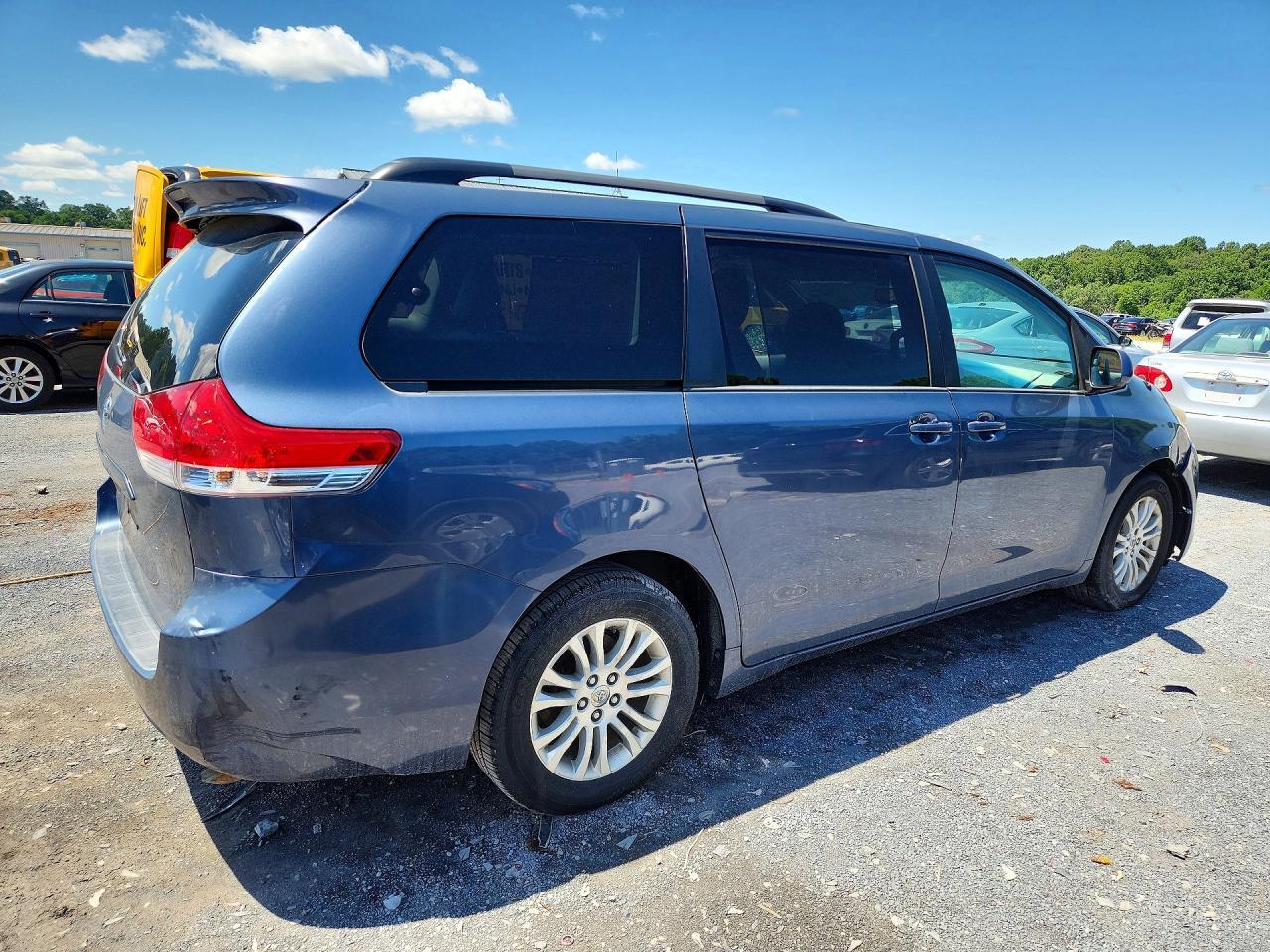 2013 Toyota Sienna Xle 8-Passenger - Фото 3