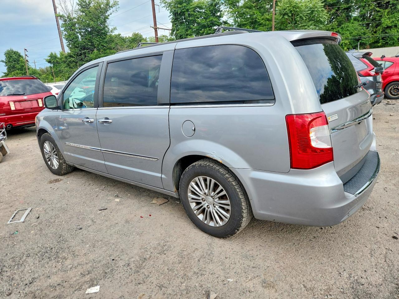 2014 Chrysler Town & Country Touring L - Image 2