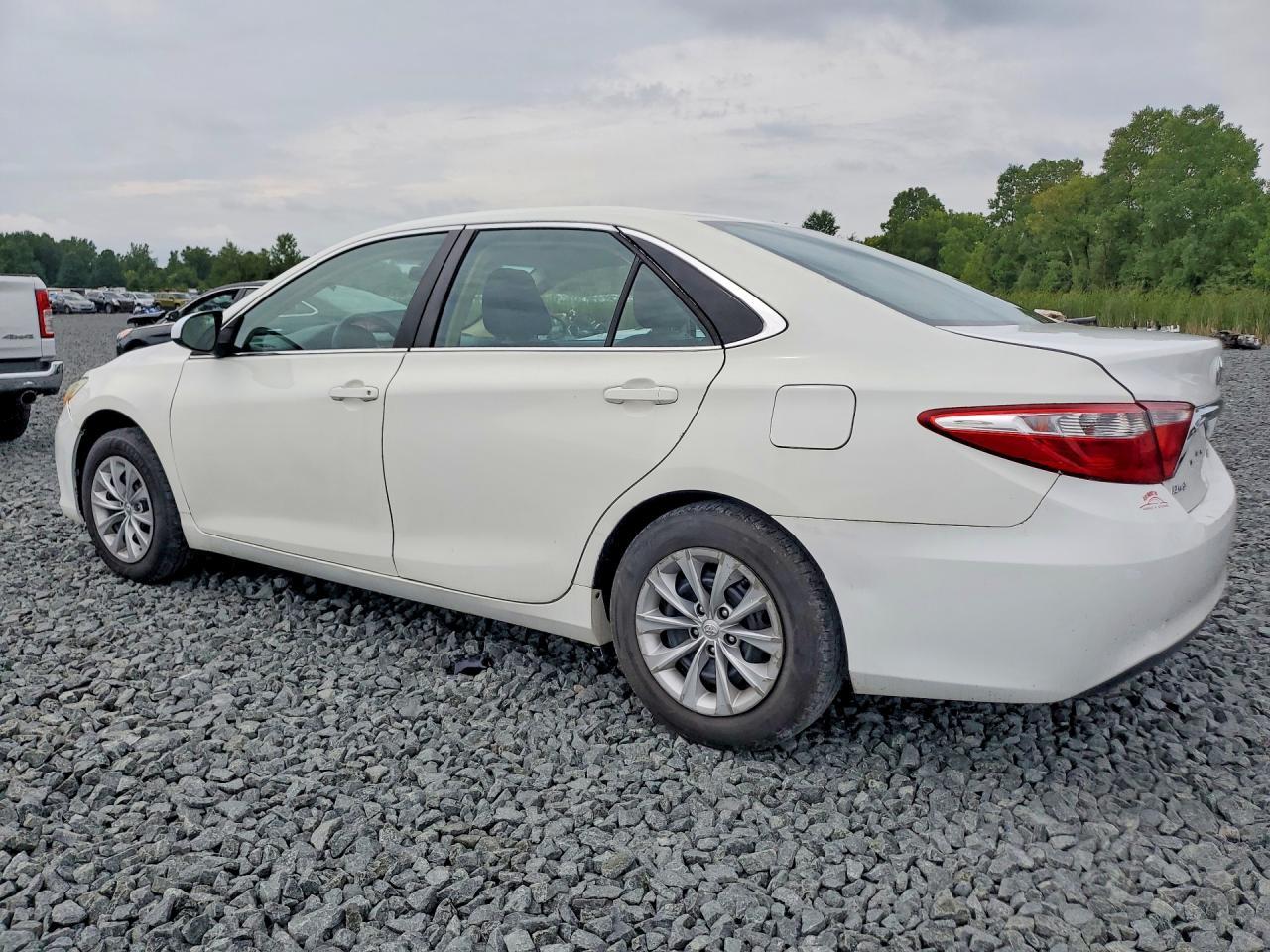 2017 Toyota Camry Le - Фото 2