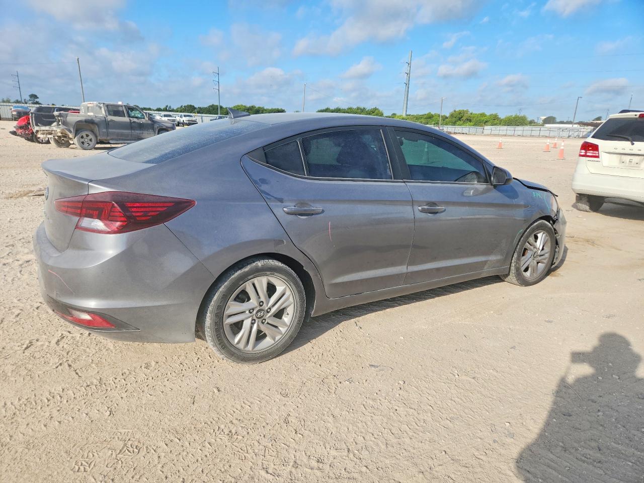 2019 Hyundai Elantra Sel - Image 3